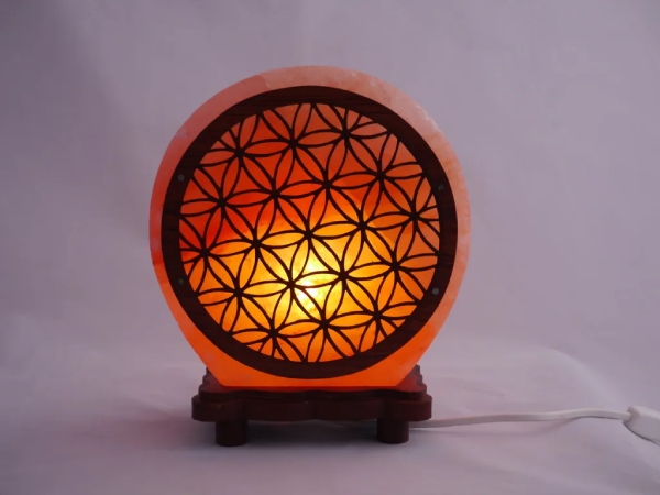 Lampe cristal de sel fleur de vie sur fond blanc de face