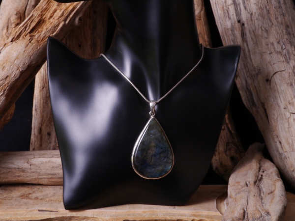 Plan large du pendentif en argent et labradorite. On y voit la taille imposante de a goutte sur un buste