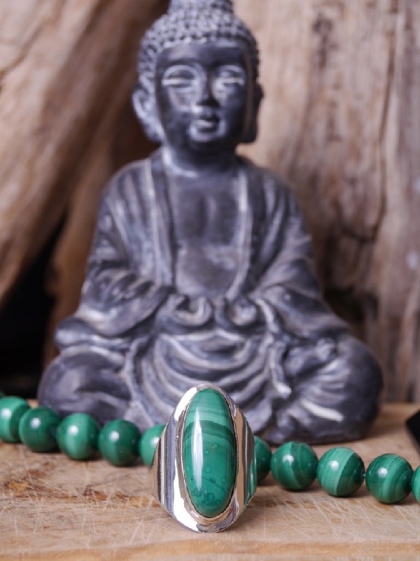 Trois bagues en laiton recouvert d'un revêtement doré ou argenté. Deux bagues dorées avec une grosse pierre soit marron en oeil de tigre soit violette en améthyste, et une bague argentée avec une grosse pierre noire en onyx