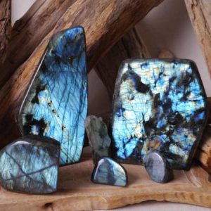 Labradorite, une pierre semi précieuse en forme libre