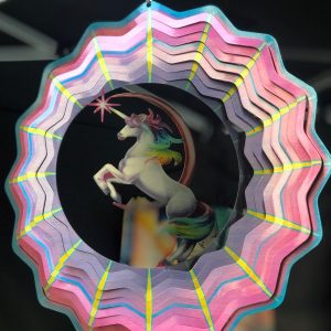 Wind spinner déco licorne. La forme extérieure ressemble à une étoile. Les couleurs vont du blanc au rose en passant par le bleu